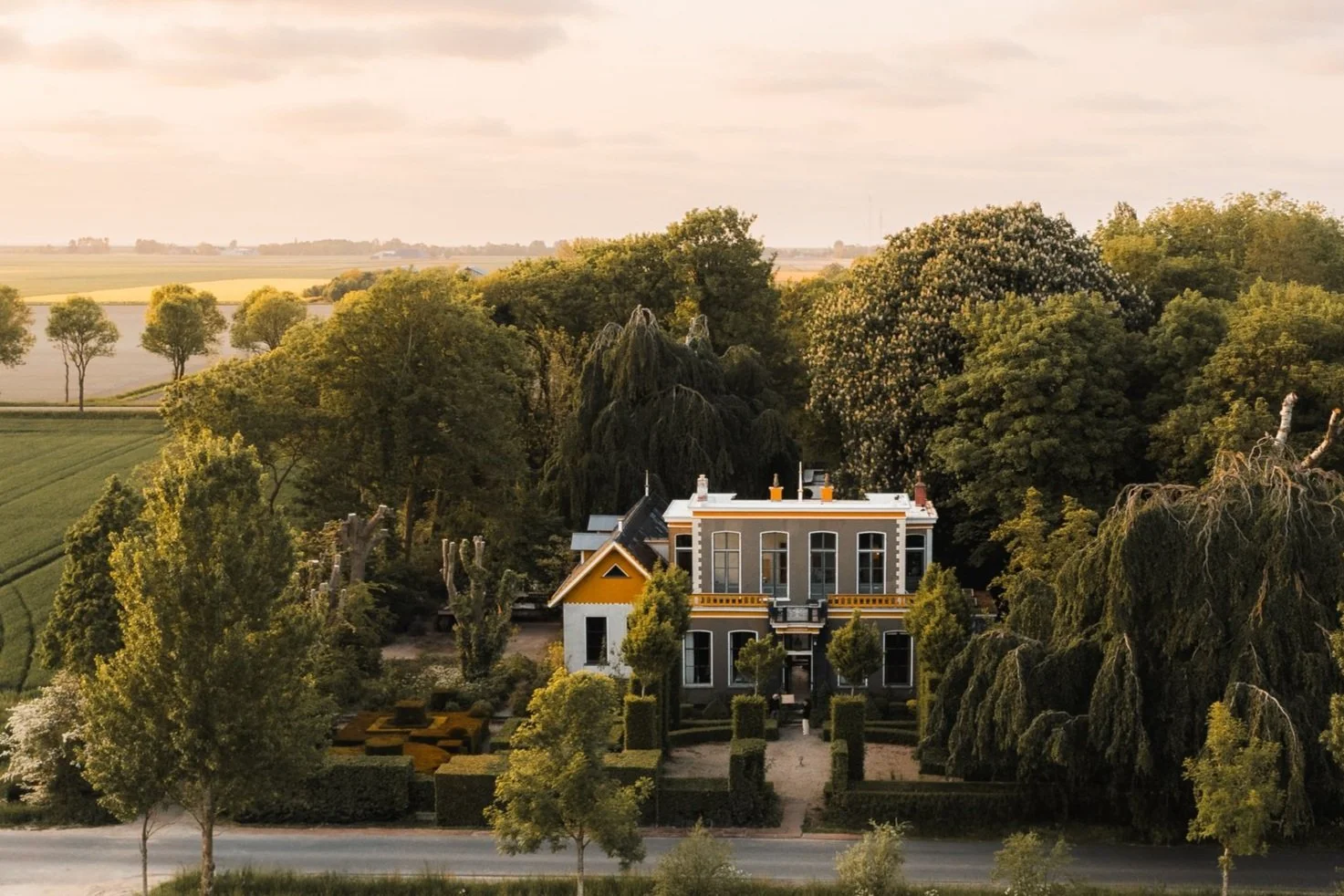 Landhuis Oosterhouw in het Groningse landschap bij gouden licht