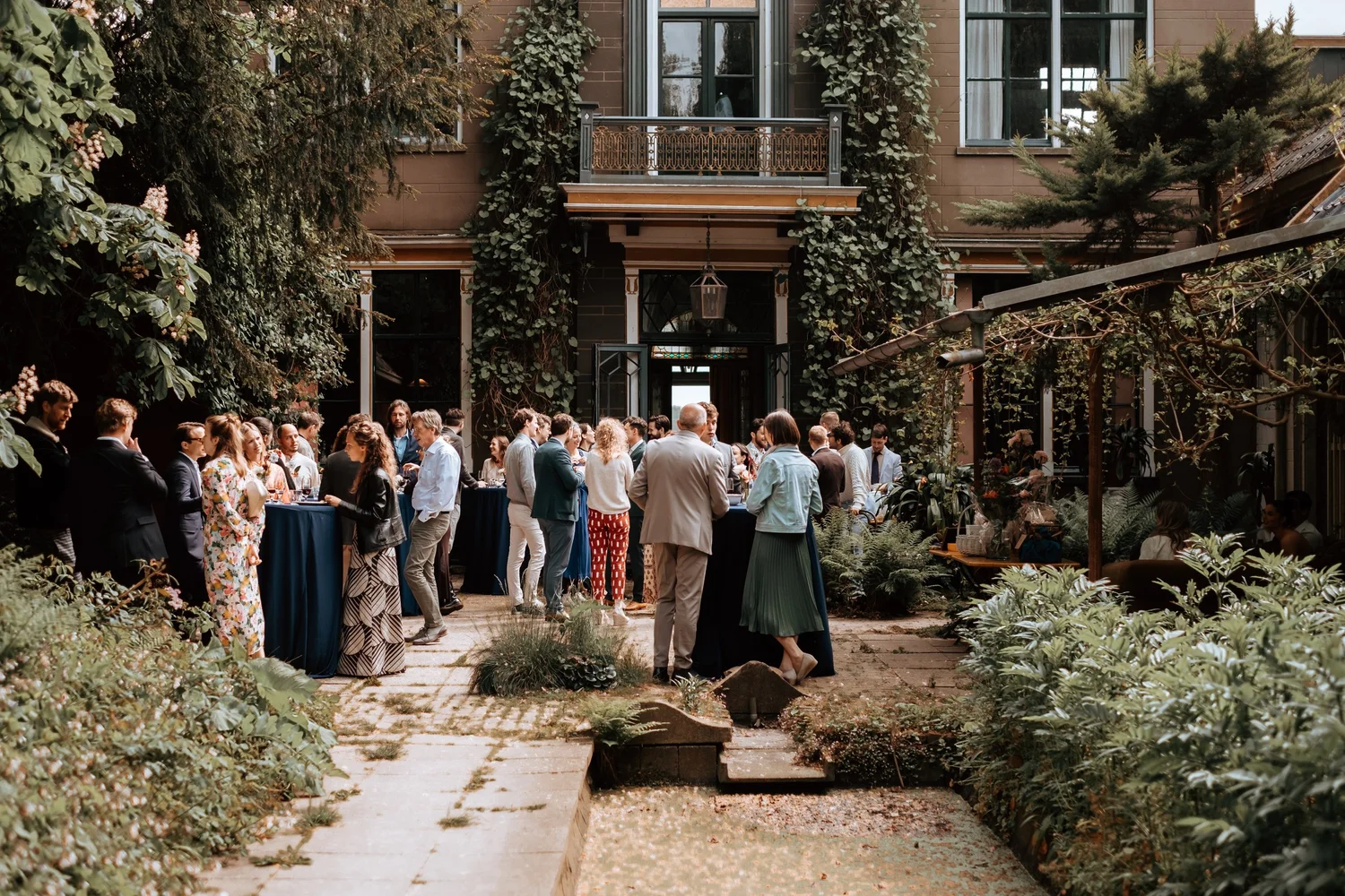 Groepsbijeenkomst op de binnenplaats van Oosterhouw