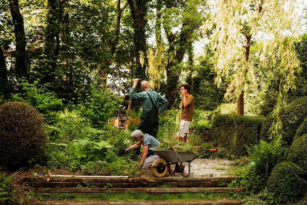 Werken in de groene parktuin van Oosterhouw
